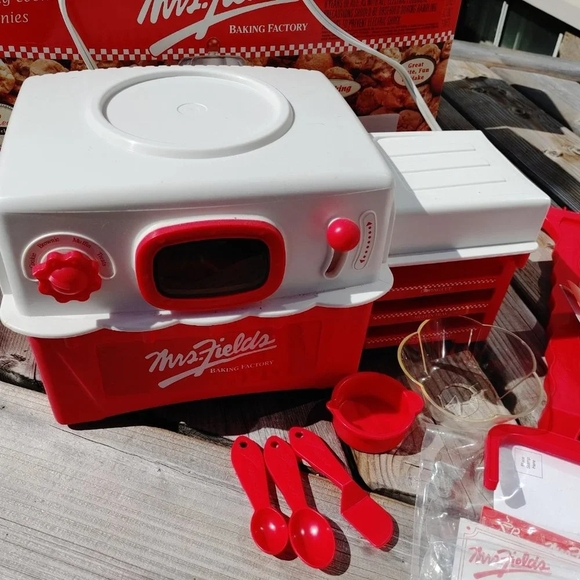 Mrs Fields baking factory easy bake oven excellent working condition COMPLETE - Picture 3 of 6